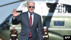 Rais wa Marekani Joe Biden akielekea kwenye ndege ya Air Force One November 16, 2021 alipokuwa njiani kuelekea Woodstock, New Hampshire kuzungumzia muswaada wa miundombinu. (Picha na MANDEL NGAN / AFP)