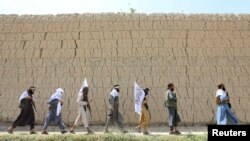 Anggota Taliban saat gencatan senjata di distrik Ghanikhel, provinsi Nangarhar, Afghanistan, 16 Juni 2018. (Foto: dok). 