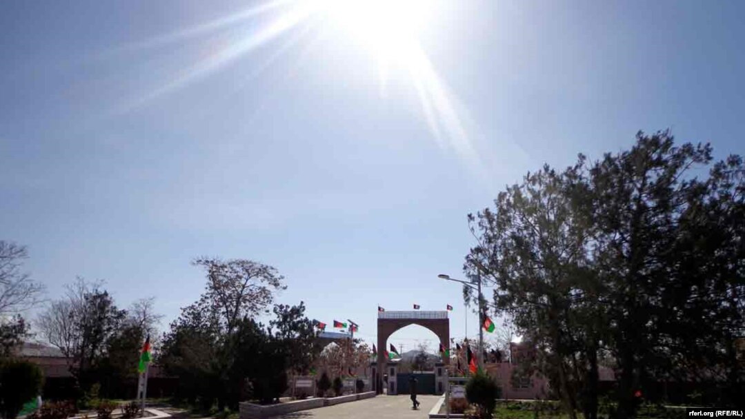 د غزني د والي يا گورنر مرستيال محمدعلي احمدي ددغه پيښې دپخلي کولو په ترڅ کې خبريالانو ته وئيلي دي چې نامعلومو وسله والو دغزني د گيلان اؤ مقر اولسواليو په مينځ سيمه کې د سناتورې روح گل په موټر ډزې کړي چې پکې دهغې لور اؤ يو محافظ وژل شوي اؤ پخپله سناتوره اؤ د هغې خاوند سخت ژوبل شوي دي
