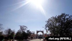 د غزني د والي يا گورنر مرستيال محمدعلي احمدي ددغه پيښې دپخلي کولو په ترڅ کې خبريالانو ته وئيلي دي چې نامعلومو وسله والو دغزني د گيلان اؤ مقر اولسواليو په مينځ سيمه کې د سناتورې روح گل په موټر ډزې کړي چې پکې دهغې لور اؤ يو محافظ وژل شوي اؤ پخپله سناتوره اؤ د هغې خاوند سخت ژوبل شوي دي