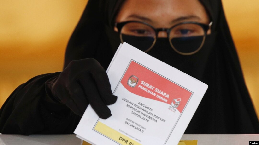Umunyagihugu ariko aratora i Jakarta, Indoneziya. 17/04/2019.
