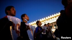 Manifestantes sostienen carteles durante una protesta para conmemorar el noveno aniversario de la desaparición de los 43 estudiantes de la Escuela Normal de Ayotzinapa, en Ciudad de México, el 26 de septiembre de 2023.