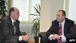 Novopostavljeni kosovski ministar za lokalnu samoupravu Slobodan Petrović preuzima dužnost od dosadašnjeg vršioca dužnosti ministra Raifa Elezija