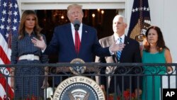 El presidente Donald Trump, con la primera dama Melania Trump, y el vicepresidente Mike Pence y su esposa Karen, hablan desde el balcón Truman de la Casa Blanca durante el picnic anual del Congreso en South Lawn, el viernes 21 de junio de 2019, en Washington.