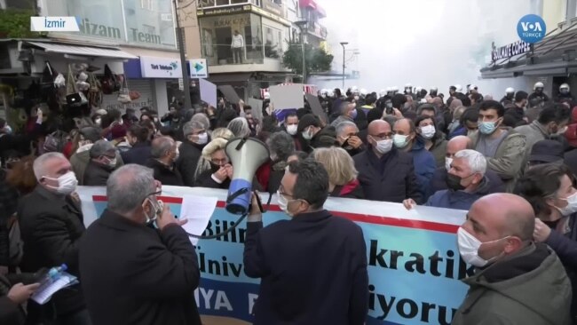 İzmir’de Boğaziçi’ne Destek Eylemine Polis Müdahalesi