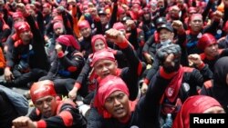 အင်ဒိုနီးရှား အလုပ်သမားသမဂ္ဂအဖွဲ့ဝင်များ စက်တင်ဘာ ၆ ရက်နေ့က ဂျကာတာမြို့မှာ ဆန္ဒပြနကြေစဉ်။ (ဓါတ်ပုံ-ရိုက်တာ)