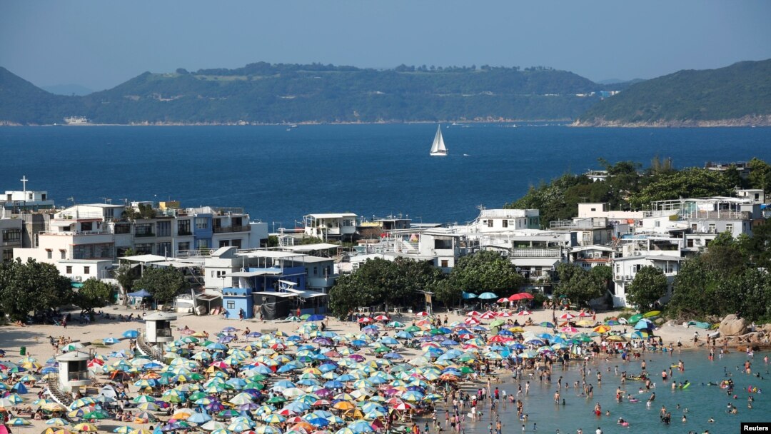 Orang-orang menikmati hari di pantai setelah tidak ada kasus COVID-19 lokal yang tercatat selama 2 minggu di Hong Kong, China, 3 Mei 2020. (Foto: REUTERS/Tyrone Siu)