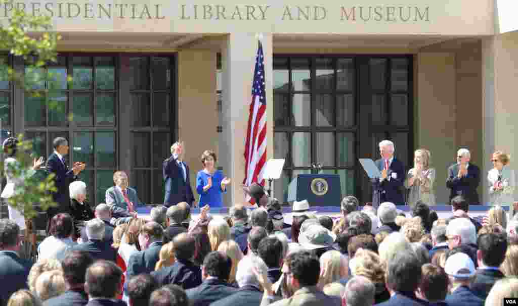 Mantan presiden George W. Bush mengacungkan tiga jari, menandakan posisinya sebagai presiden ke-43 dalam sejarah Amerika Serikat dalam pembukaan Museum Kepresidenan George W. Bush di Dallas, Texas (25/4). (VOA/Brian Allen)