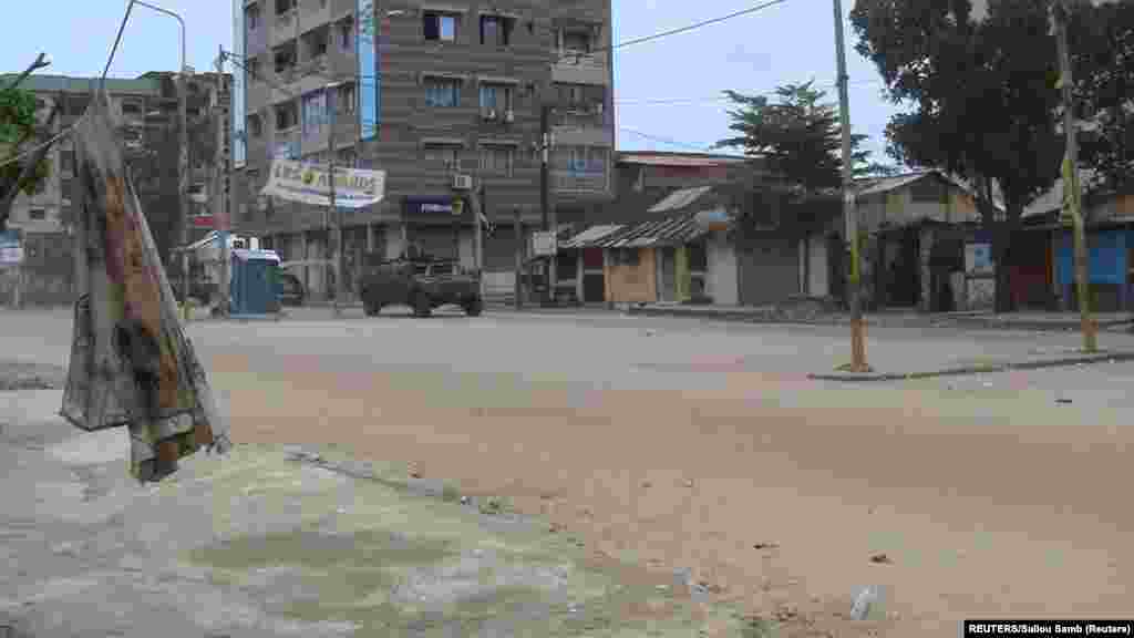 Rimwe mw&#39;ibarabara ryo ku murwa mukuru wa Gineya, Konacry, igihe abasirikare bari mu bikorwa vyo guhirika ubutetetsi bwa Alpha Conde&nbsp;