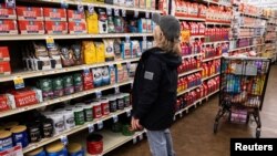 Una mujer compra suministros de último momento en un supermercado mientras el huracán Francine se acerca a la costa estadounidense del Golfo, en Morgan City, Luisiana, EE. UU., el 11 de septiembre de 2024.