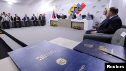 Ocho de los 10 candidatos presidenciales de Venezuela participan en el acto de firma de un acuerdo electoral en el CNE, en Caracas, el 20 de junio de 2024.