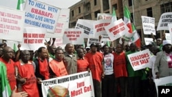 Nigerian Labor Congress (NLC) officials lead a rally calling for the removal of Independent National Electoral Commission (INEC) chairman Maurice Iwu (File photo - 21 March 2010)