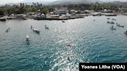 Bendera Merah Putih yang dikibarkan pada sebuah tiang yang berjarak sekitar 80 meter dari tepi pantai dalam peringatan HUT ke-74 RI di Kelurahan Mamboro, Palu Utara, Kota Palu, Sulawesi Tengah, Sabtu, 17 Agustus 2019. (Foto: Yoanes Litha/VOA)