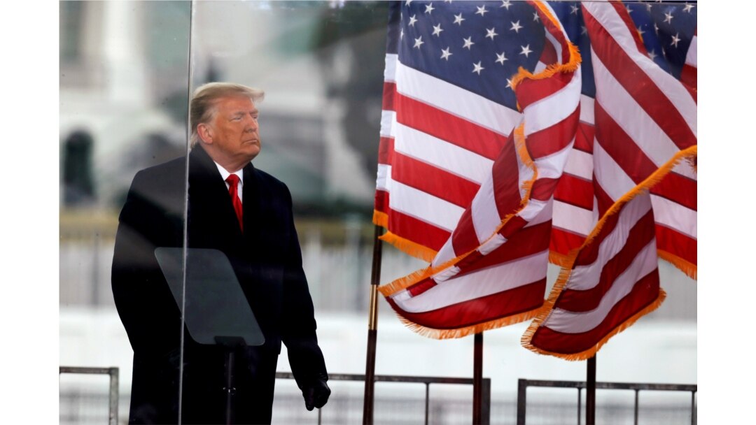 El presidente de Donald Trump, observa al terminar su discurso durante una manifestación para impugnar la certificación de resultados de las elecciones presidenciales de Estados Unidos de 2020. [Foto: Reuters]