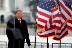 El presidente de Donald Trump, observa al terminar su discurso durante una manifestación para impugnar la certificación de resultados de las elecciones presidenciales de Estados Unidos de 2020. [Foto: Reuters]