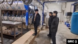 국제법 전문 인권단체 ‘글로벌라이츠컴플라이언스(GRC)’ 가 보고서에서 공개한 사진. 모스크바 주재 북한대사관 관계자들이 시설을 방문 후 둘러보고 있는 모습.