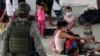 Foto de archivo: un soldado colombiano patrulla un coliseo donde se instaló un campamento temporal para albergar a los refugiados venezolanos que huyeron de su país debido a operaciones militares, en Arauquita, Colombia.