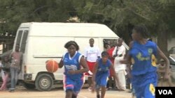 Niñas juegan basquetbol en Dakar como parte del programa de Anne Marie Dioh.