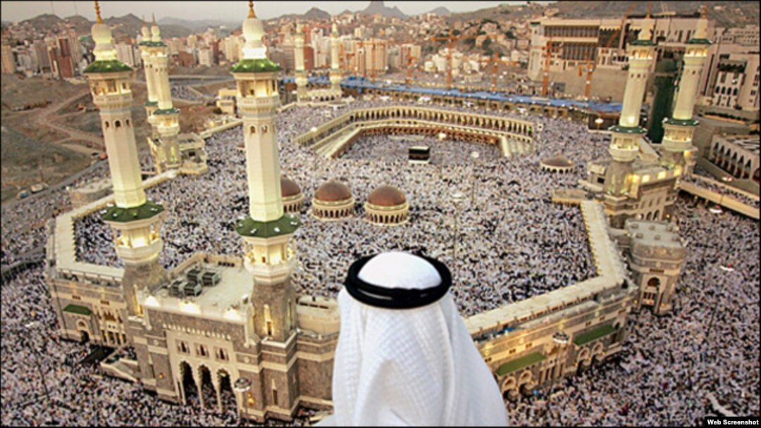 Dinbin masu ibada kenan a Masallacin Ka'aba da ke birnin Makkah.
