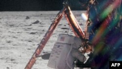 Нил Армстронг на лунной поверхности