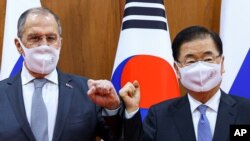 정의용 한국 외교장관(오른쪽)과 세르게이 라브로프 러시아 외무장관이 25일 서울에서 회담했다.