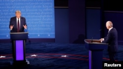 Presiden AS Donald Trump dan calon presiden dari Partai Demokrat Joe Biden dalam debat calon presiden AS perdana di Case Western Reserve University di Cleveland, Ohio. (Foto: Reuters)