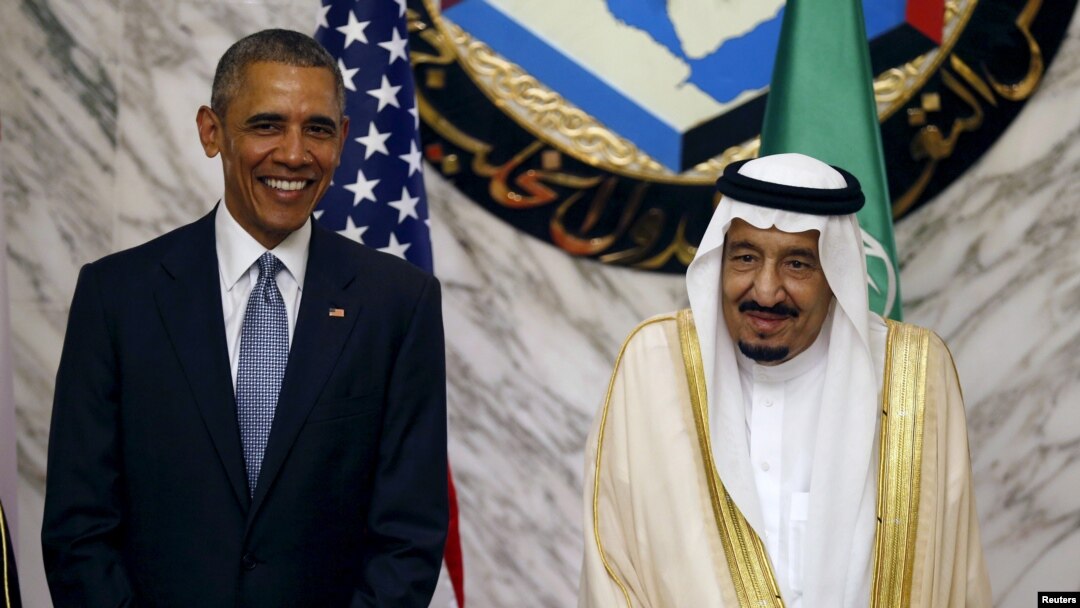 Tổng thống Mỹ Barack Obama (trái) đứng cạnh Quốc vương Salman Saudi Arabia tại hội nghị thượng đỉnh của Hội đồng Hợp tác vùng Vịnh (GCC) ở Riyadh, Ả Rập Xê Út, ngày 21/4/2016.