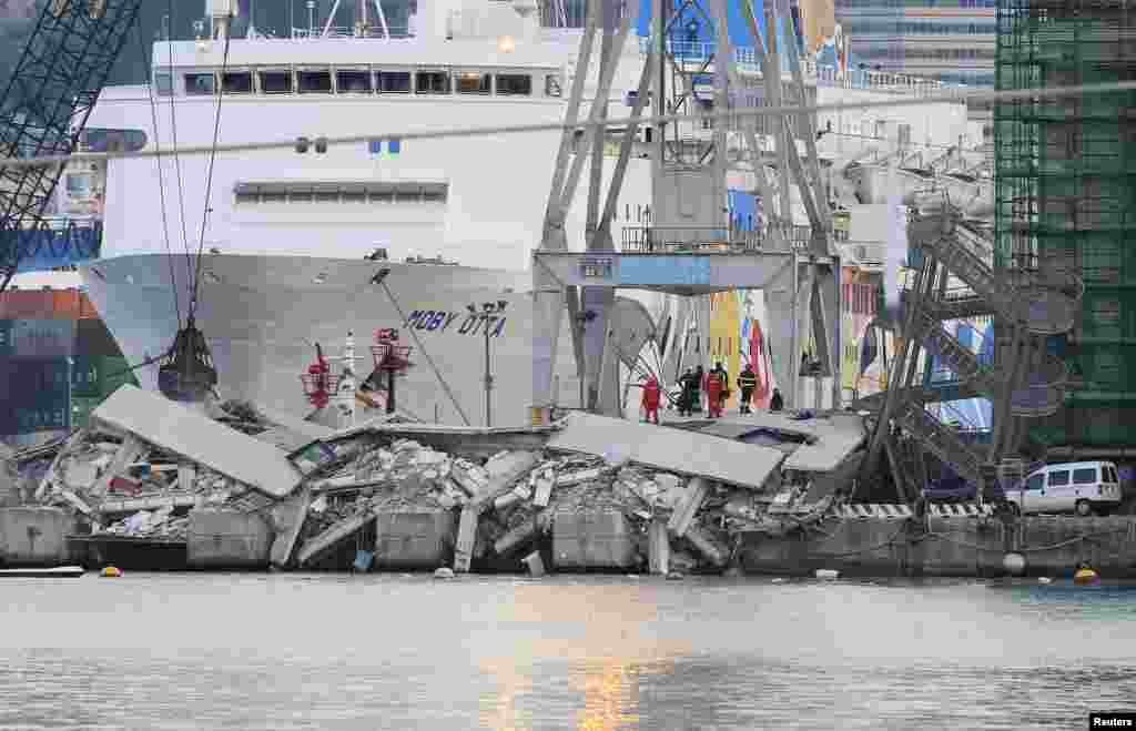 Menara kontrol runtuh di pelabuhan Genoa, Italia. Setidaknya tiga orang tewas dan enam luka-luka ketika sebuah kapal kontainer menabrak menara kontrol di pelabuhan Genoa 7 Mei 2013.