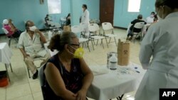 Personas aguardan para recibir una dosis de vacuna contra COVID-19, en el Centro de Salud Francisco Buitrago de Managua, el 7 de abril de 2021.