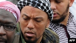 Dalam foto 5 Mei 2012, penyanyi rap Jerman, Denis Cuspert, tengah, berada di antara jemaah Salafi di B Bonn, Jerman.