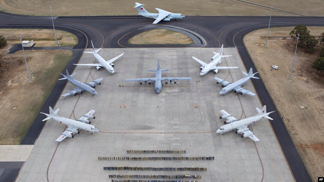 Fuerza aérea multinacional envuelta en la operación de búsqueda del avión malasio.