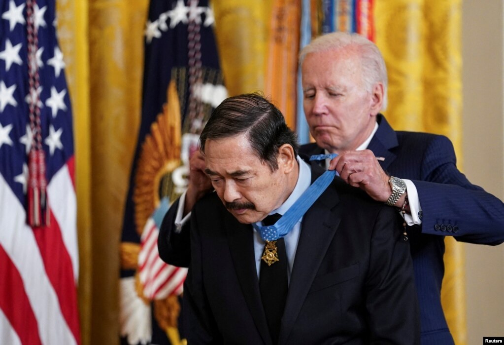 拜登总统在白宫为美国老兵藤井戴上荣誉勋章。(2022年7月5日)(photo:VOA)