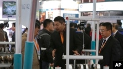 中国国际煤炭采矿技术交流及设备展览会2015年10月30日在北京举行时展厅中的一个展台。