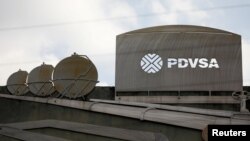 Operaciones petroleras se ven fuera de un edificio de la compañía petrolera estatal de Venezuela, PDVSA, en Caracas, Venezuela.