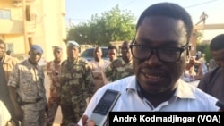 Me Alain Kagombé, l’un des avocats de l’ancien chef rebelle Abdelkader Baba Laddé, au terme du procès à N’Djamena, le 6 décembre 2018. (VOA/André Kodmadjingar)