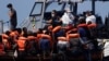 Kapal penyelamat "Astral" milik LSM Spanyol, Open Arms, membantu para migran di perairan internasional di perairan sebelah selatan Lampedusa, di Laut Tengah, Minggu, 11 Agustus 2024. (Foto: Juan Medina/Reuters)