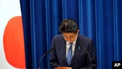 아베 신조 일본 총리가 28일 도쿄 총리관저에서 기자회견을 열고 사임 의사를 밝혔다.