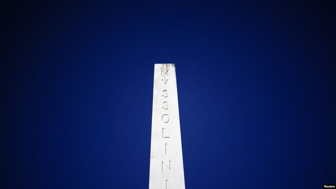 Obelisk sa imenom fašističkog lidera Benita Musolonija i dalje stoji u Rimu, sto godina nakon što je došao na vlast. (Foto: Rojters/Guglielmo Mangiapane)