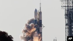 Un cohete Delta II es lanzado hacia la Luna en la primera misión de la NASA para medir la gravedad y composición lunares en Cabo Cañaveral, Florida, el sábado 10 de septiembre del 2011. (AP Foto/Terry Renna)