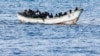 Foto de arquivo de um barco com imigrantes a caminho da Europa