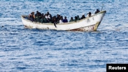 Foto de arquivo de um barco com imigrantes a caminho da Europa