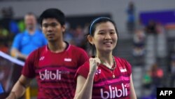 Debby Susanto (kanan) dan Praveen Jordan (kiri) meluapkan kegembiraan setelah menang melawan pasangan China, Wang Yilyu dan Huang Dongping, dalam final ganda campuran Korea Terbuka di Seoul, 17 September 2017. (Foto: AFP)