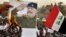 Un manifestante prende fuego a un poster de Izzat Ibrahim al-Douri, el oficial de más alto rango del régimen de Saddam Hussein que no fue nunca capturado tras la caída del régimen.