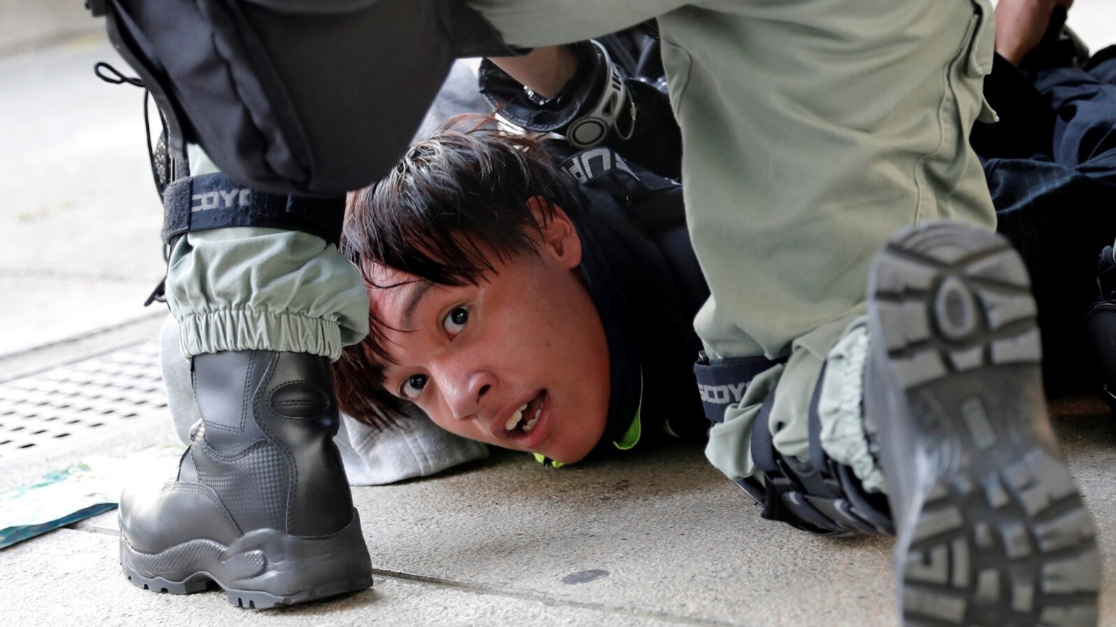 Policija hapsi demonstranta tokom antivladinih protesta u Hong Kongu, Kina, 10. novembra 2019.
