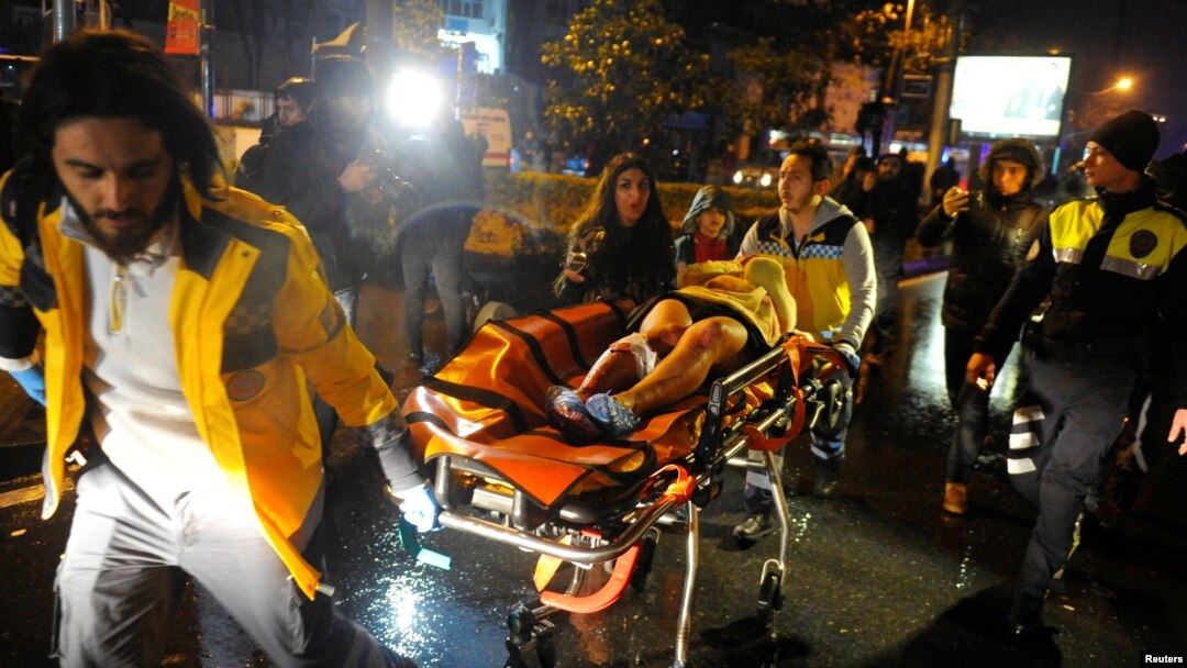 Seorang wanita yang terluka dibawa ke ambulan dari sebuah klab malam dimana serangan bersenjata terjadi selama pesta Tahun Baru (1/1). Istanabul, Turki. (foto: Murat Ergin/Ihlas News Agency via REUTERS)