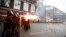 香港反送中抗議行動8月25日再次爆發警民對峙和暴力衝突，香港警察第一次開槍警告並動用水砲。