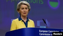 Presiden Komisi Eropa Ursula von der Leyen berbicara di Brussel, Belgia Jumat (17/6). 