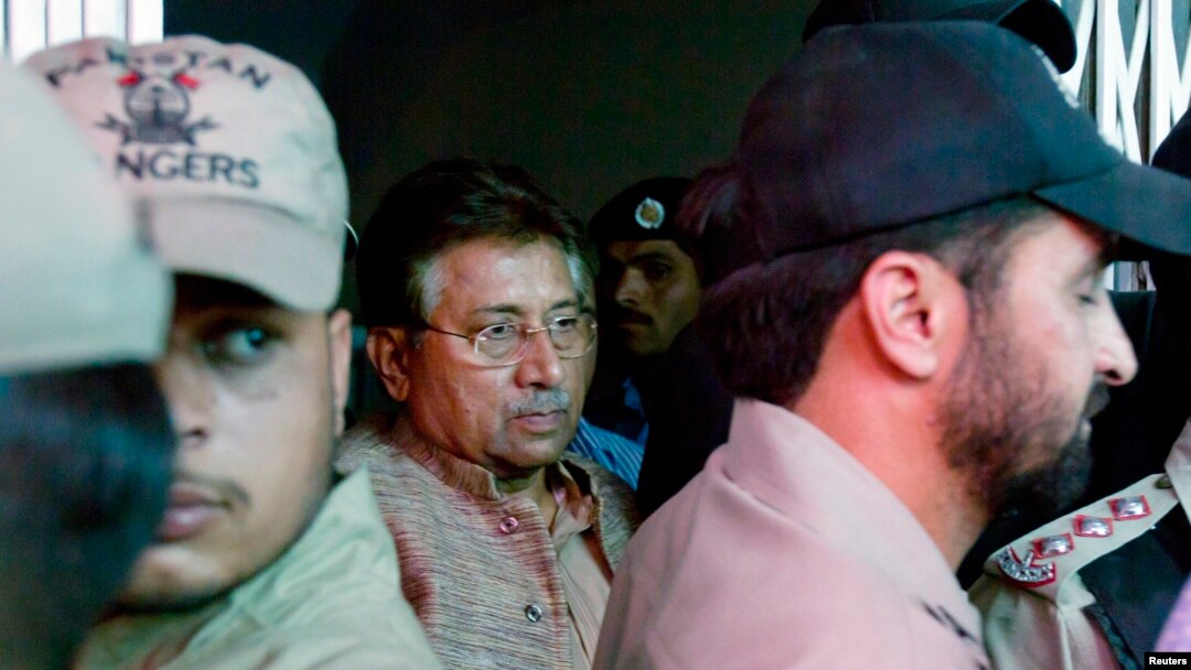 Mantan presiden Pakistan dan Pervez Musharraf (tengah) dikawal petugas keamanan saat meninggalkan pengadilan anti-terrorisme di Islamabad. (Foto: Dok)