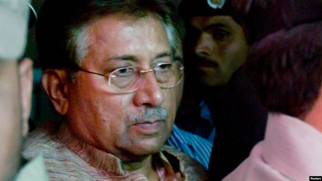 Mantan Presiden Pakistan dan Pimpinan Liga Muslim Pakistan (APML) dikawal ketat petugas keamanan saat meninggalkan pengadilan anti-terorisne di Islamabad (Foto: dok).