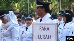 Pelantikan para camat dan lurah DKI Jakarta hasil lelang jabatan 2013. Hasil kajian cepat Ombudsman RI terkait tata kelola pemerintahan desa menemukan adanya potensi maladministrasi dalam pengangkatan dan pemberhentian perangkat desa. (Foto: Ilustrasi/VOA/Iris Gera)